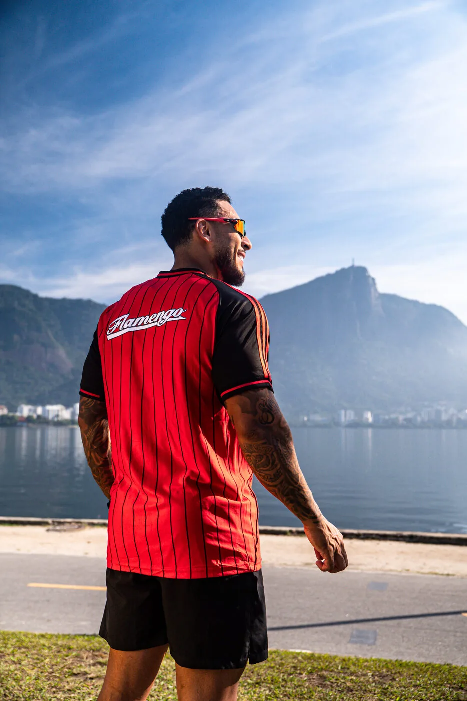 Casal vestindo camisa do Flamengo no calçadão